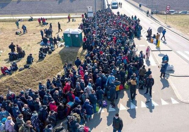 До жінки на пасочку: перед Великоднем з-за кордону очікують ще 200 тисяч українців фото