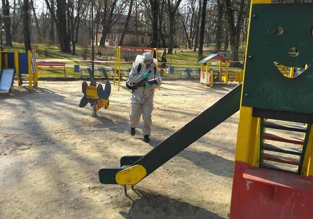 Фото: у львівському парку помітили людей у скафандрах фото