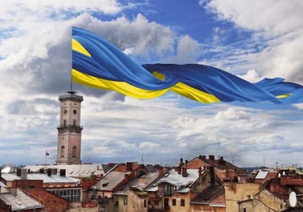 Є, що згадати: Львів святкує 30-ту річницю підняття українського стяга над ратушею  фото