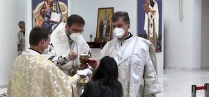 Фотофакт: блаженніший Святослав причащав парафіян під час карантину