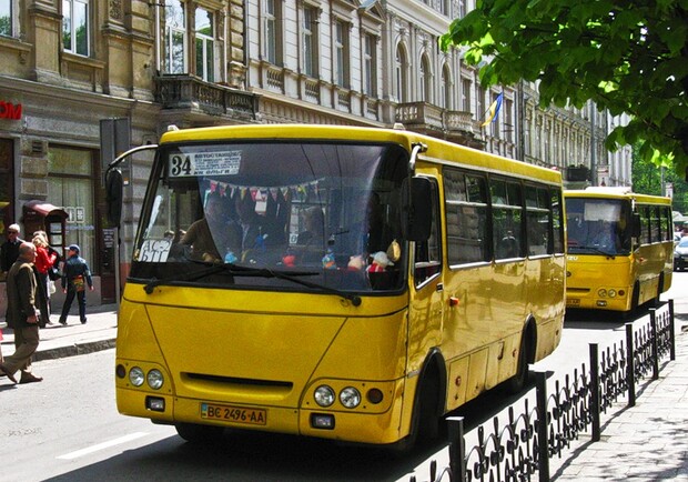Громадський транспорт Львова перевели у режим спецперевезень фото