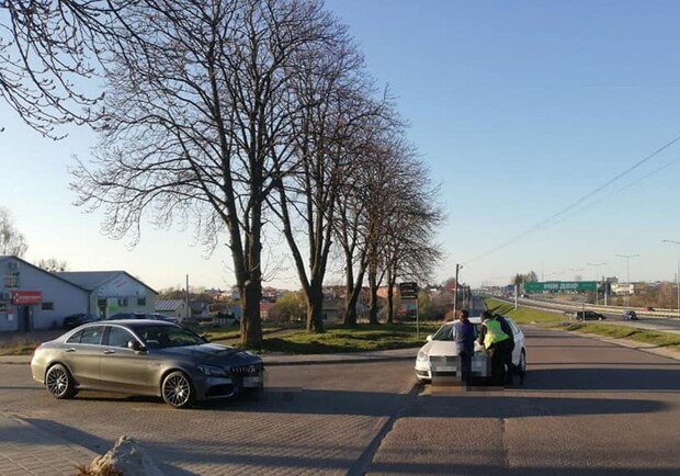 Врізався в Mercedes: львівські патрульні затримали п'яного водія-рекордсмена фото