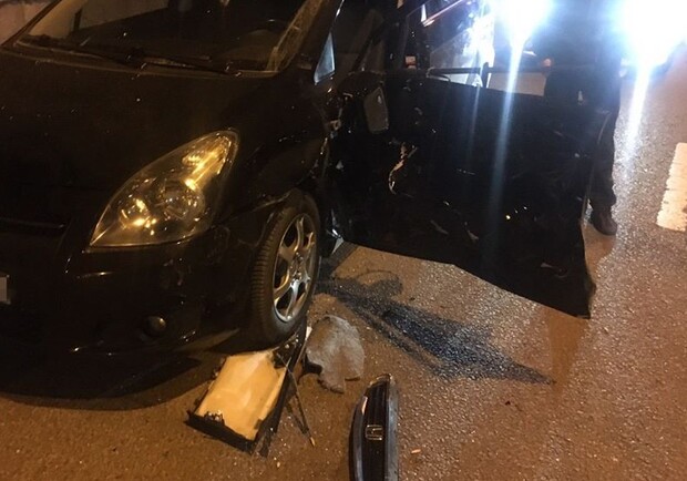 Поспішав випити з другом: п'яний львів'янин розбив чужий автомобіль і втік фото