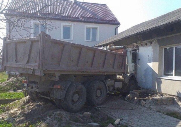 Фотофакт: біля Львова вантажівка розтрощила огоржу і в’їхала у будинок фото
