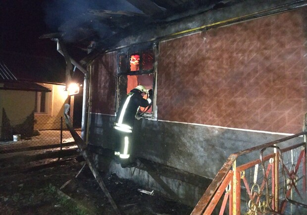 Згоріли живцем: на Львівщині двоє чоловіків загинули у власному домі фото