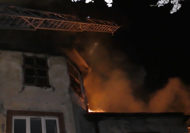 Гасили понад 6 годин: біля Львова згорів житловий будинок фото