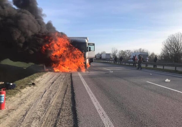 До тла: неподалік Львова на ходу загорілася вантажівка фото