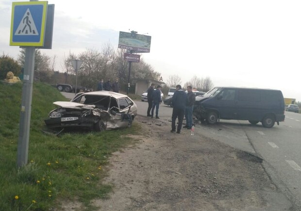Фото: біля Львова зіштовхнулися два автомобілі фото