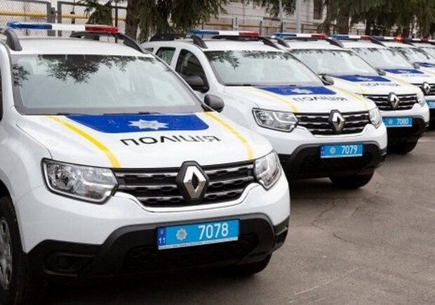 Сантиментальне відео: у Львові колона поліцейських авто привітала лікарів з Великоднем  фото