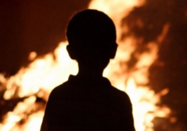 Небезпечні ігри: на Львівщині дитина облила себе розпалювачем і підпалила фото