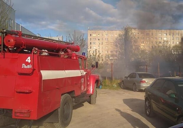 На стоянці у Львові згоріли автомобілі: фото фото