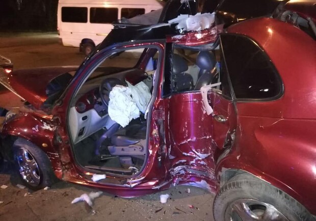 Розбився вщент: водій автомобіля врізався у стовп фото