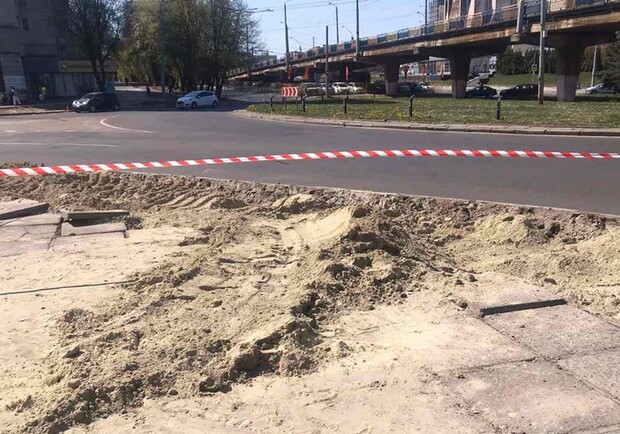 Ремонтували тротуар: на Володимира Великого виявили вибухівку фото