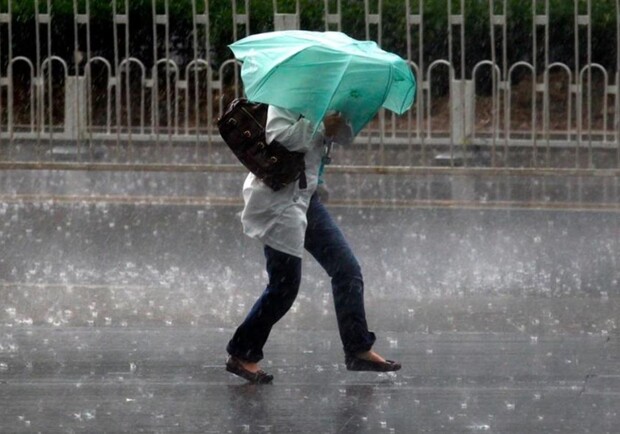 Не зламай парасолю: у Львові оголосили штормове попередження фото