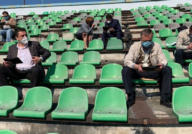 Стадіон, так стадіон: у Червонограді відбулося нетрадиційне засідання фото