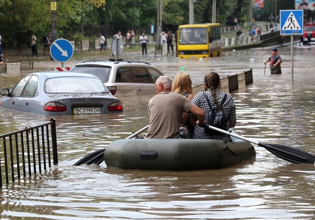 Залишся вдома: у Львові оголосили штормове попередження фото