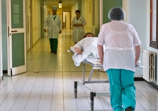 Рятували пацієнта: п'ятеро медиків обласної лікарні заразились коронавірусом фото