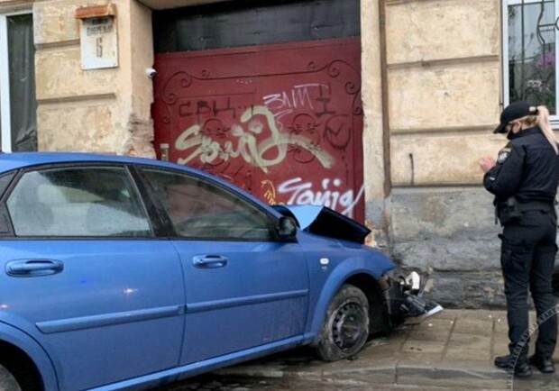 Занесло: у центрі Львова автомобіль врізався в старовинну кам’яницю  фото