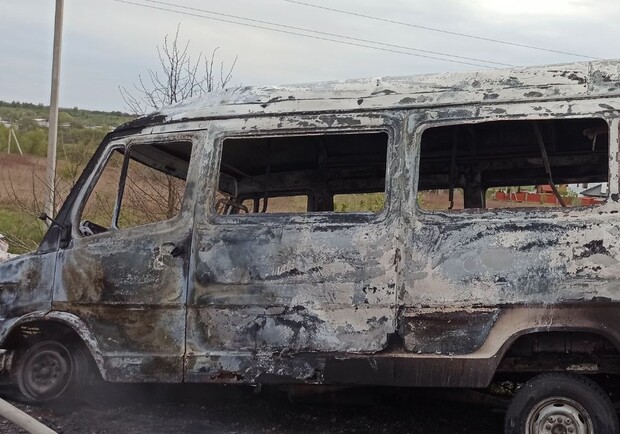 Вщент: біля Львова під час руху загорівся мікроавтобус фото