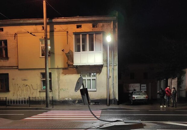 На Городоцькій п’яний водій позашляховика зніс знаки і втік. Фото: Ігор Зінкевич
