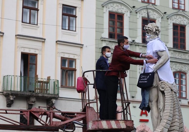 Статуї у центрі Львова одягнули у вишиванки та вишивані маски. Фото: Роман Балук.