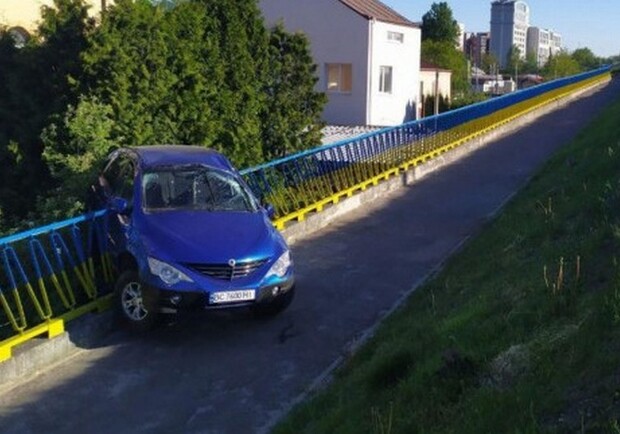 У Львові водія від смерті врятувала огорожа. Фото: "Варта 1".