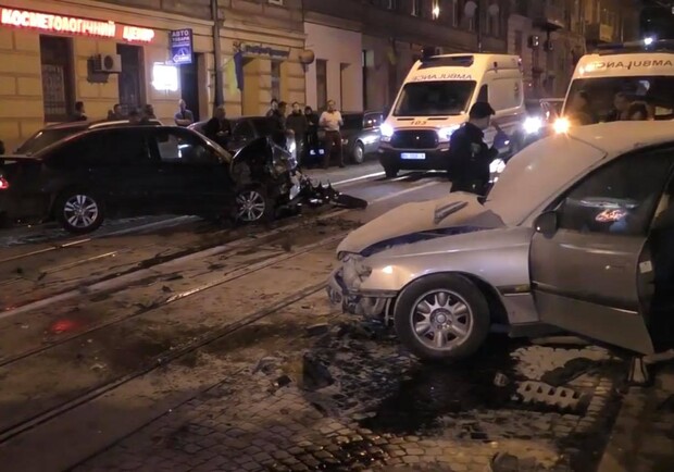 У Львові на вулиці Личаківській зіткнулися два автомобілі. Фото: скріншот з відео ДСНС