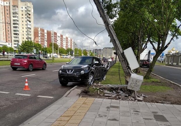 У Львові 21-річна дівчина на Nissan Juke знесла бетонну електроопору. Фото: Варта 1.