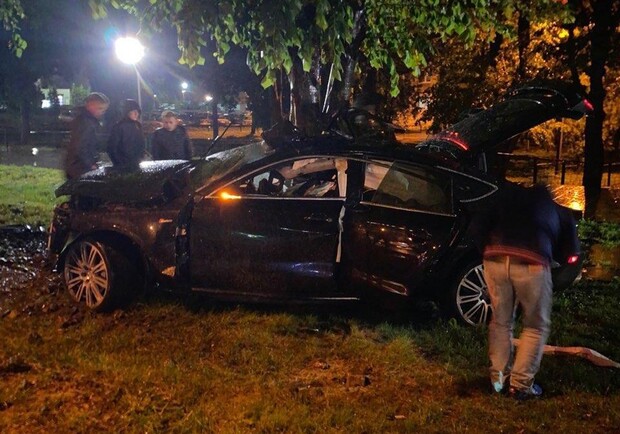 В аварії на проспекті Чорновола у Львові загинули двоє 32-річних чоловіків. Фото: "Варта 1".