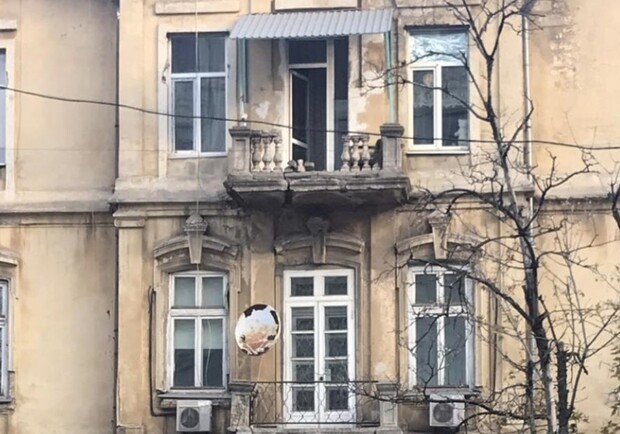 Не витримали перила: у Львові обвалився балкон з людьми. Фото: dumskaya.net (умовне).