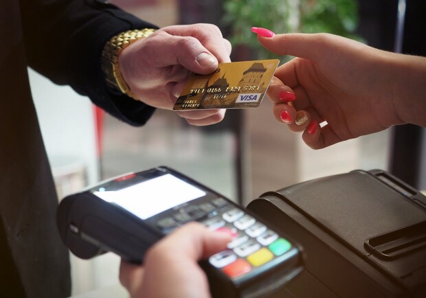 «ПриватБанк» дозволив знімати готівку з карток через каси магазинів і кафе. Фото: pexels.com