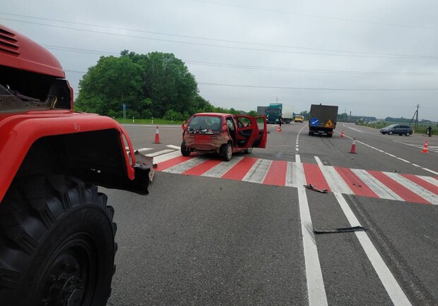 Потерпілих в аварії на Львівщині визволяли з авто. Фото: ГУ ДСНС