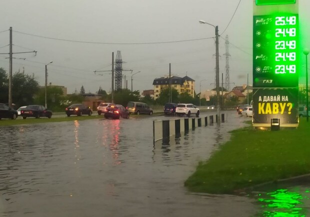 Очевидці публікували фото і відео потопу. Фото: Катерина Рибій