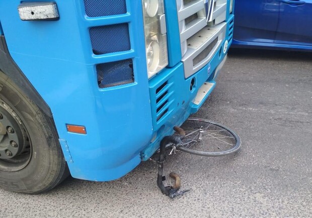 На об’їзній дорозі Львова вантажівка збила велосипедиста. Фото поліції