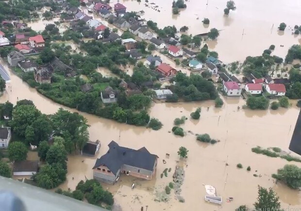 З’явилося відео затопленого Галича: місто евакуюють. Фото: Галка.