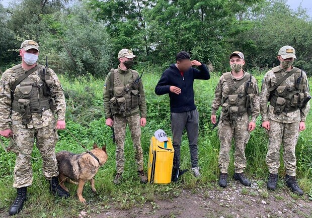 В Польщу за парувками: на кордоні затримали марокканця з термосумкою Glovo. Фото: Західного регіонального управління Держприкордонслужби.