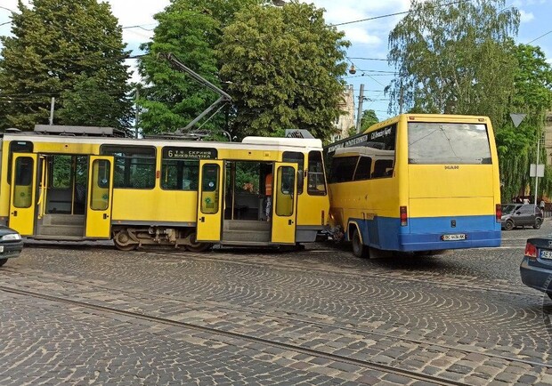 І вже ніхто нікуди не їде: у центрі Львова трамвай протаранив автобус. Фото: Варта 1.