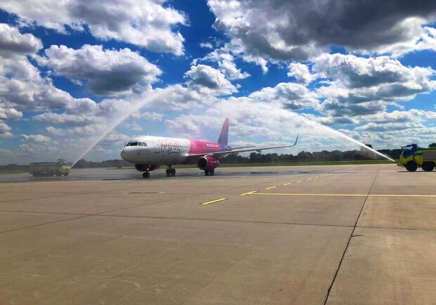 Авіакомпанія WizzAir відкрила базу літаків у львівському аеропорту і нові рейси. Фото міськради Львова