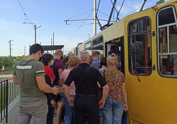 Львів'ян не впускають в трамваї. Фото: Ірина Гриценко