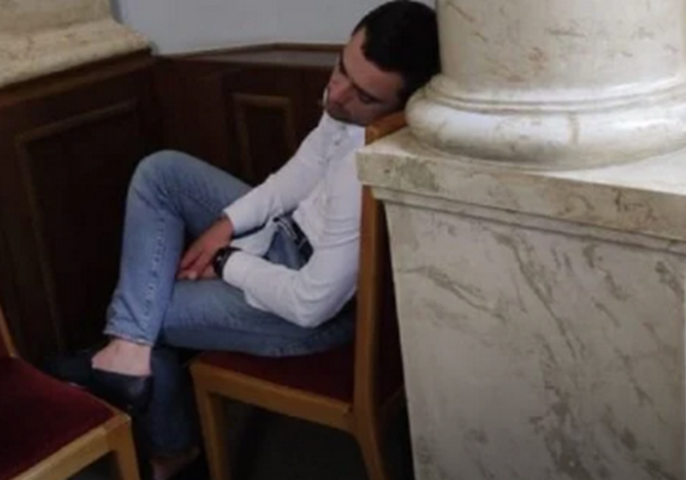 Перевтомився: молодий нардеп зі Львівщини заснув під час засідання Ради. Фото: ZAXID.NET.
