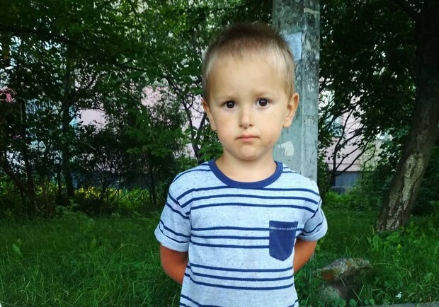 Шукають батьків: на Топольній у Львові знайшли хлопчика. Фото: "Варта 1".