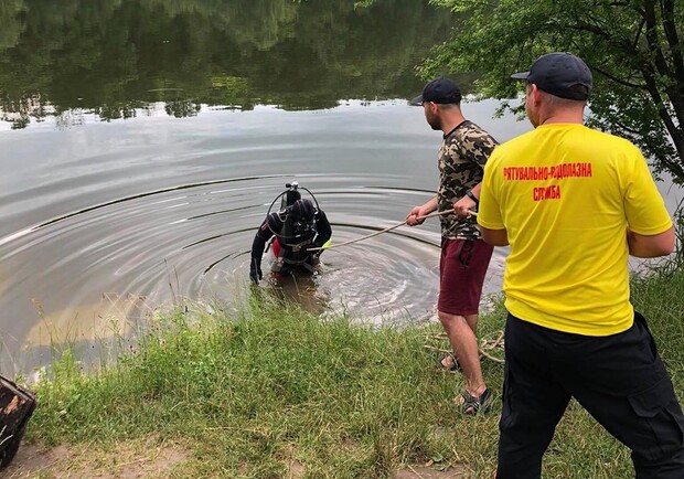 З озера біля Львова дістали тіло підлітка. Фото: ДСНС у Львівській області.