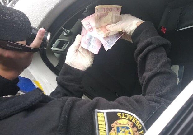 Львів'янка намагалась відкупити п'яного водія, який потрапив у ДТП. Фото: патрульна поліція