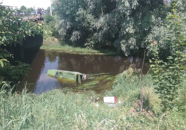 На Львівщині автомобіль збив велосипедиста і влетів у річку. Фото: ДСНС Львівщини