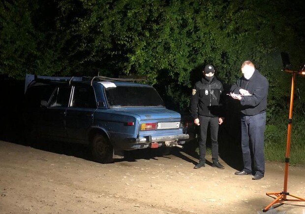На Львівщині зловмисники побили водія та викрали автомобіль. Фото поліції