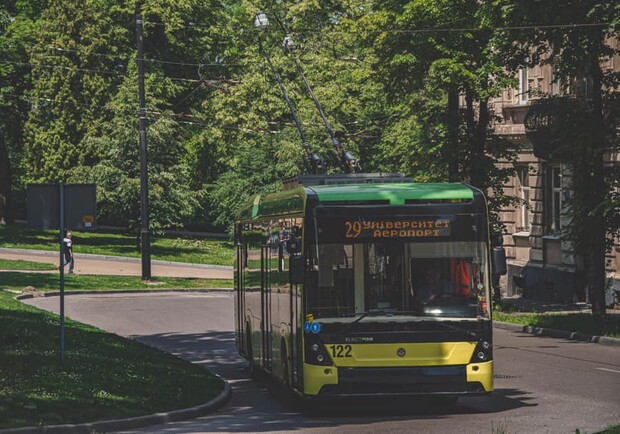 Львів’янин, якого переїхав тролейбус, помер. Фото: Львівелектротранс (умовне)