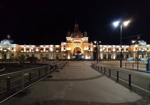 З’явились неймовірні нічні фото Головного залізничного вокзалу. Фото: ЛМР
