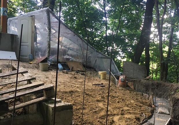 У львівському парку незаконно будували церкву. Фото: Євген Бойко