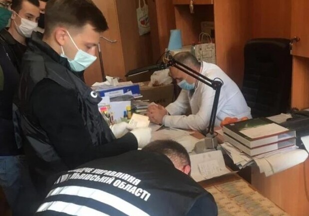 Відомого львівського хірурга-хабарника оштрафували. Фото поліції