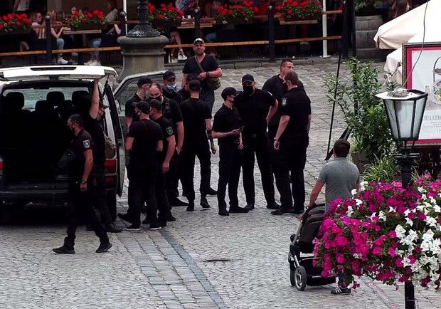 У центр Львова з’їхалися поліцейські і муніципаципали. Фото: Муніципальна варта. 